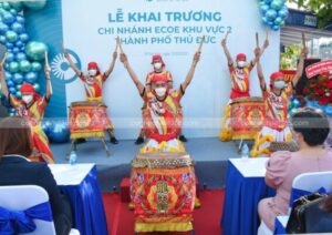 Trống hội và liễng chúc mừng khai trương thu hút khách qua đường