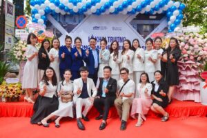 Khách mời tham dự sự kiện khai trương – không gian trang trí bắt mắt