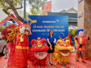 Đội múa lân khai trương chuyên nghiệp biểu diễn trước cửa hàng mới