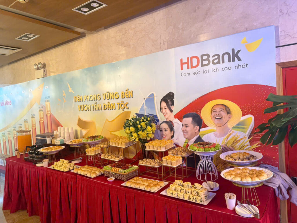 Bàn tiệc teabreak bày bánh lộn xộn, thiếu đồng bộ, dễ bị đánh giá thiếu chuyên nghiệp