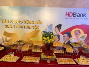 Bàn teabreak được sắp xếp gọn gàng với nhiều loại bánh mini, màu sắc hài hòa, phục vụ hội nghị công ty