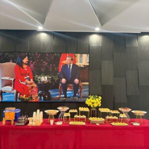 Khay bánh mini đa dạng vị, gồm chocolate, vani, trà xanh, phục vụ mọi khẩu vị khách mời