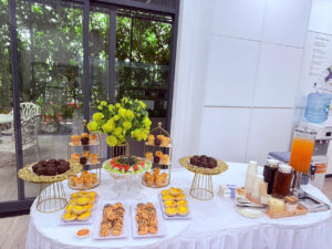 Bàn tiệc teabreak chỉ có một loại bánh, khách khó lựa chọn