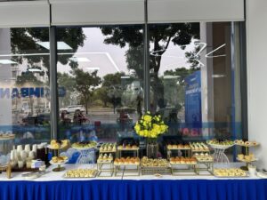 Bàn teabreak bày bánh lộn xộn, không khay, thiếu trang trí