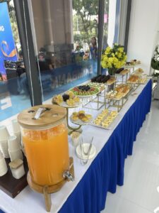 Bàn tiệc teabreak với bánh lớn, màu sắc đơn điệu, bày thiếu thẩm mỹ